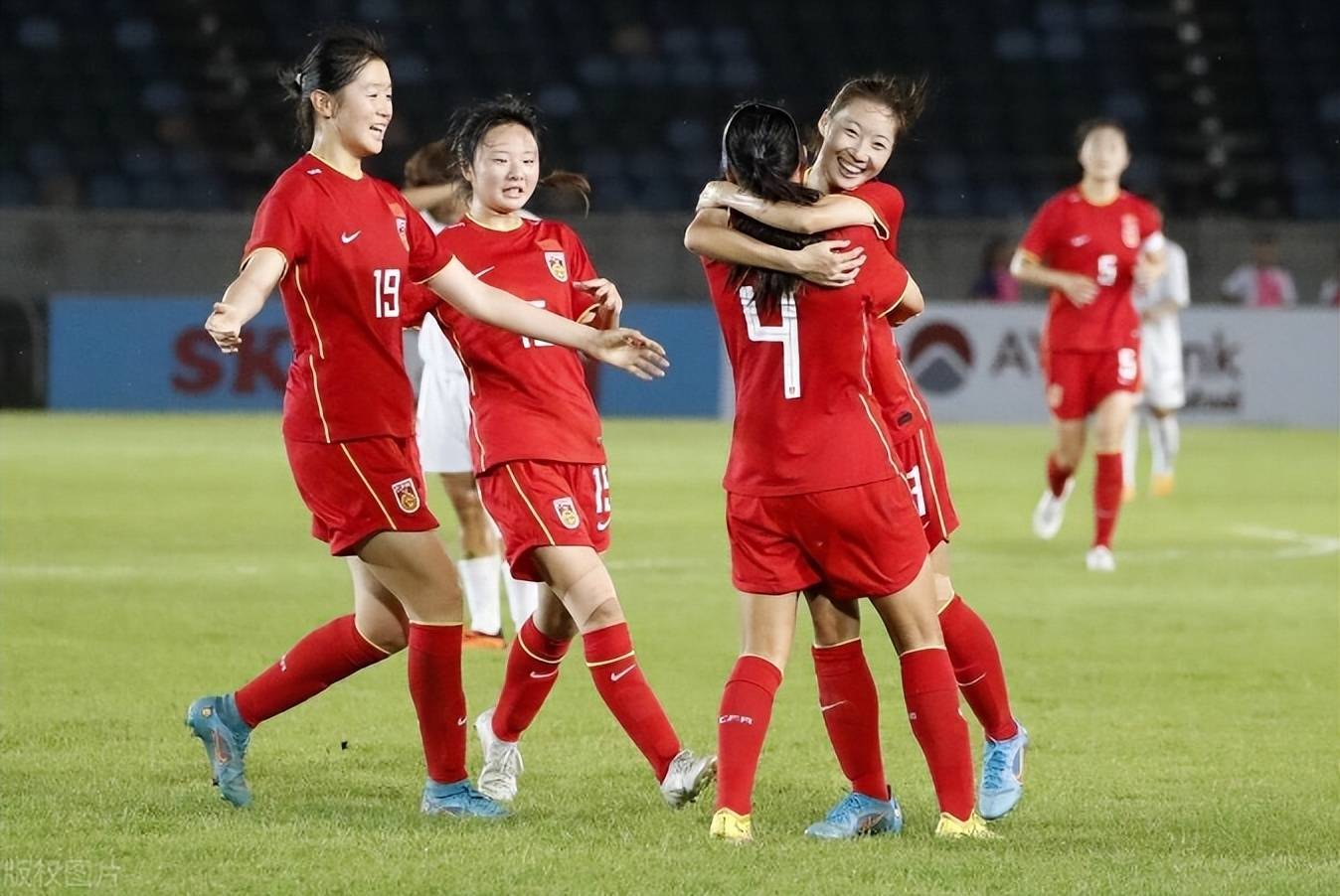 中国女足球队在比赛中灵活运用战术