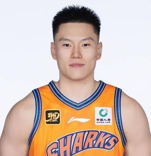 上海男篮主教练因战绩不佳遭解职，球队改换帅位的简单介绍