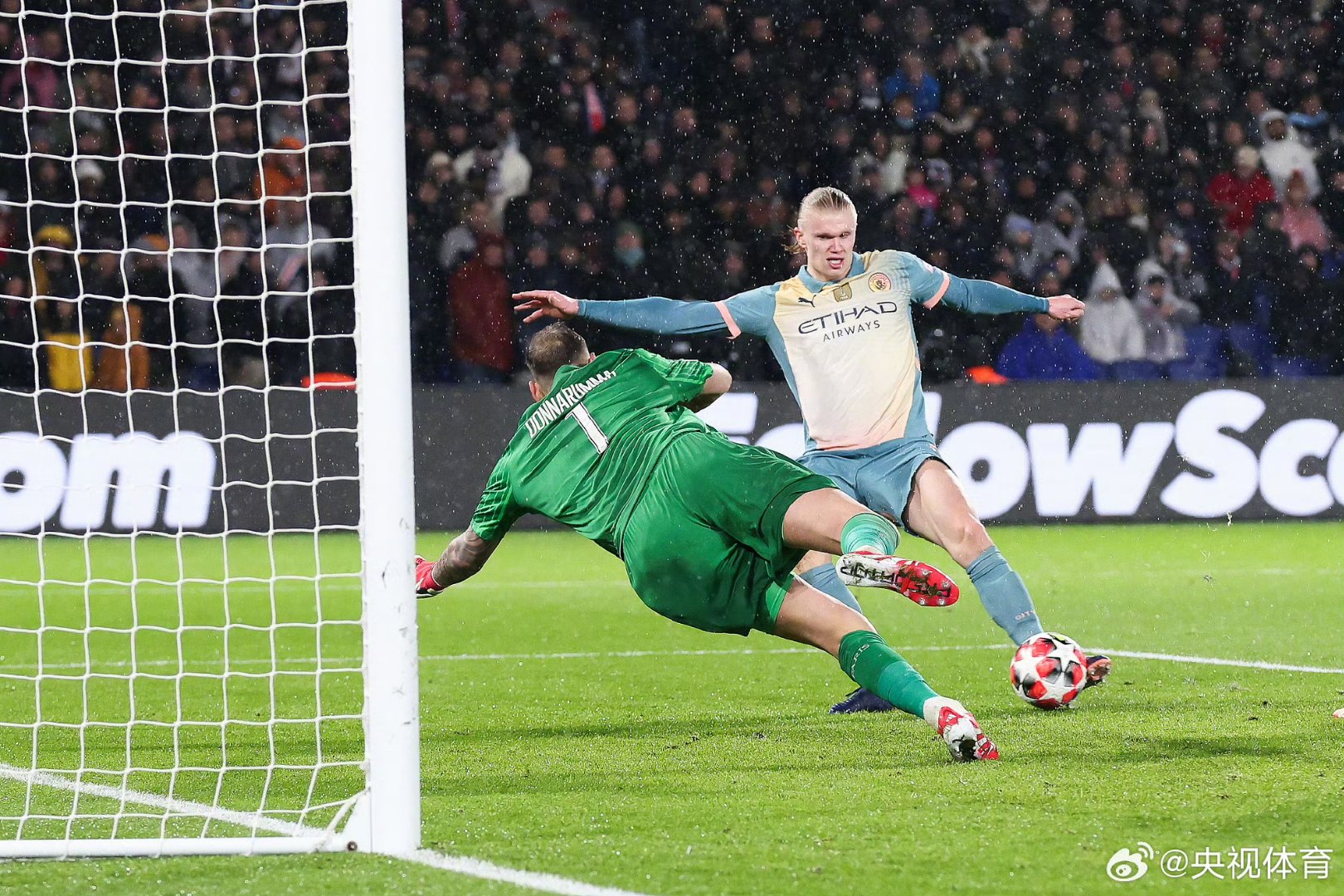 曼城轻松击败对手，继续领跑