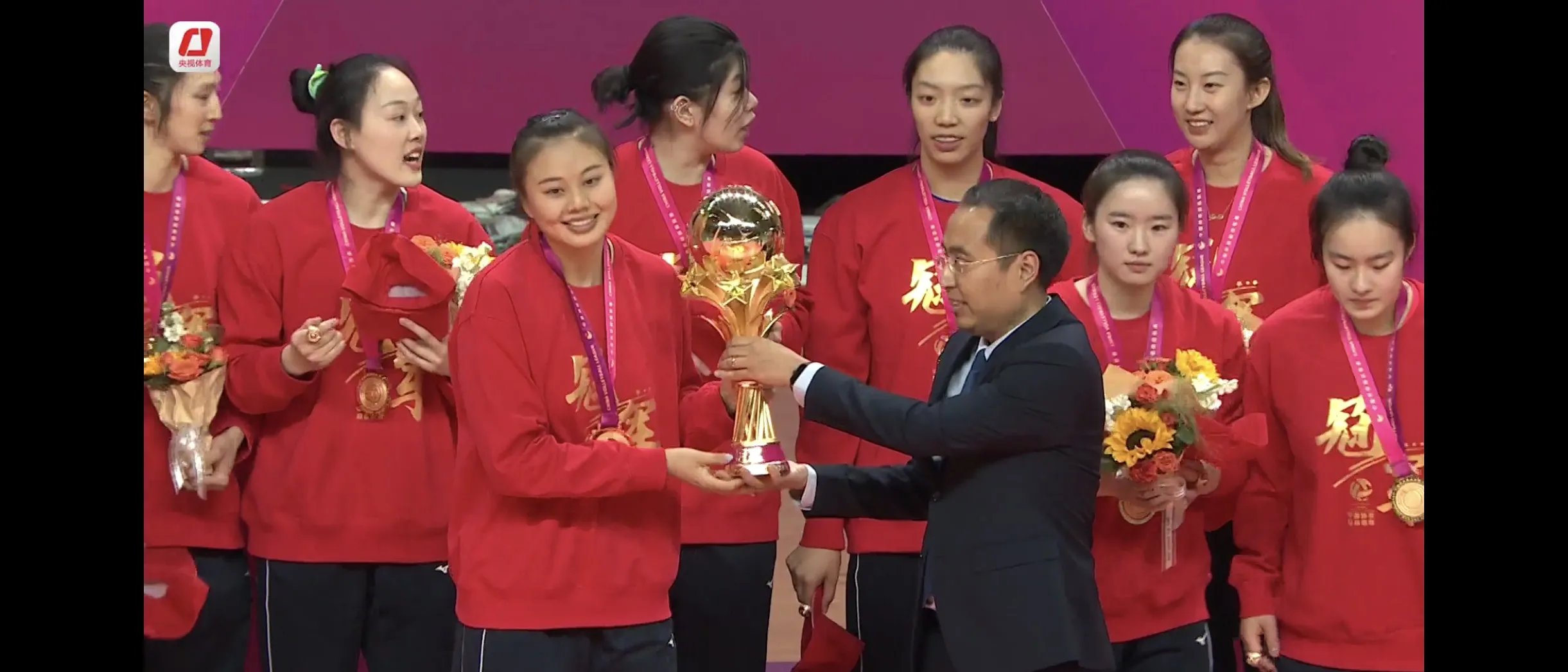 包含排球总决赛即将打响，冠军归属成谜的词条