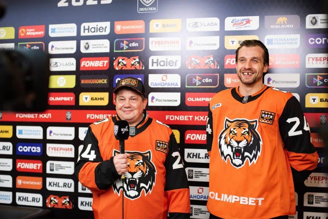 球星爆发!冰球赛场再现神级操作 球星爆发!冰球赛场再现神级操作