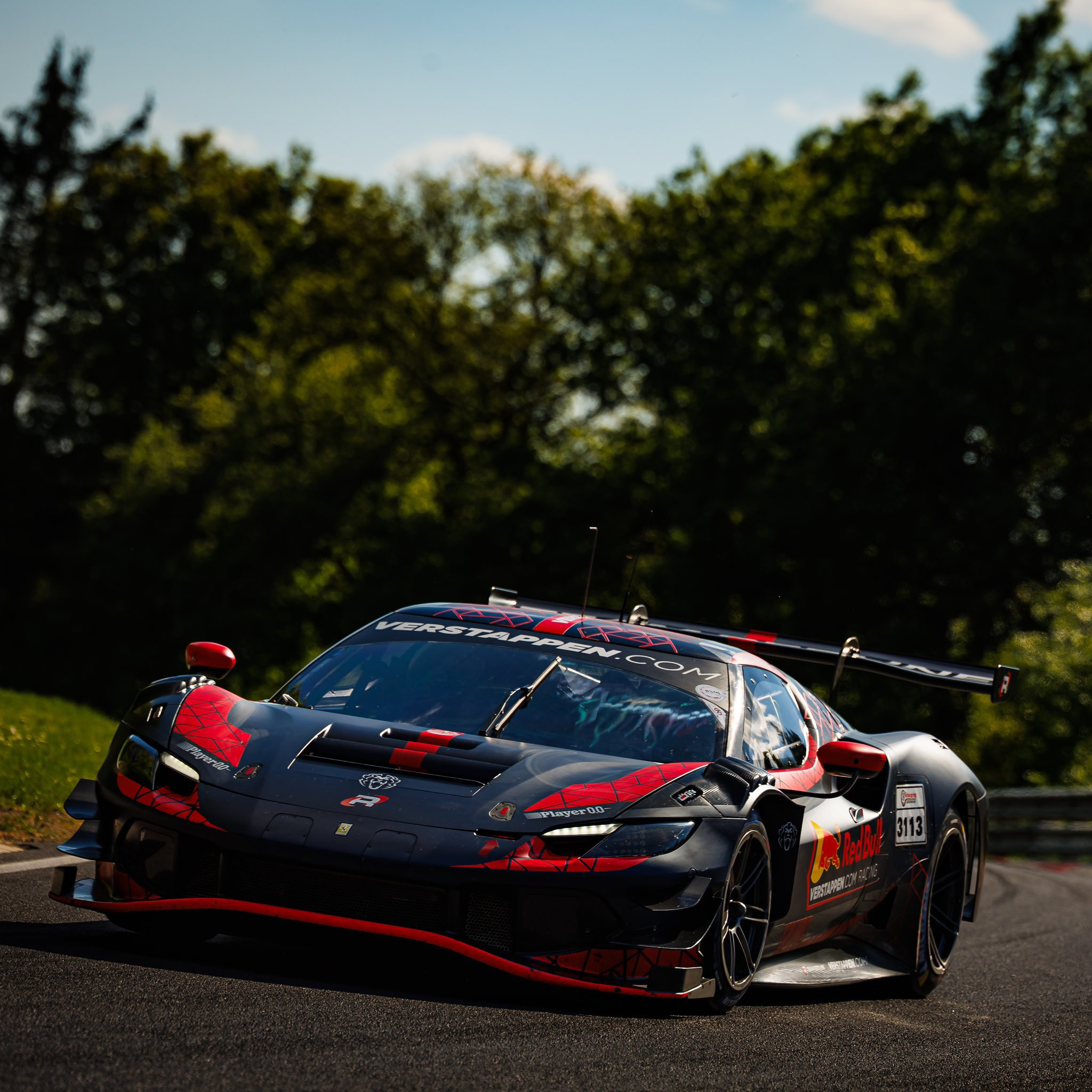 雷诺车队鏖战法拉利，维斯塔潘统治全场